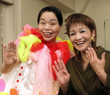 　今いくよさん（右）と今くるよさん＝２０１１年