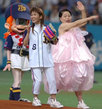 　コンビで始球式を務める＝２００６年５月