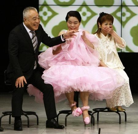 　西川のりお（左）と爆笑トークを披露する今くるよさん＝２０１３年５月