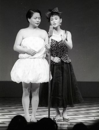 　吉本会館のこけら落とし公演での今いくよさん（右）と今くるよさん＝１９８７年