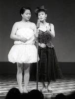 　吉本会館のこけら落とし公演での今いくよさん（右）と今くるよさん＝１９８７年