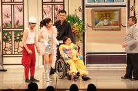 　吉本興業創業１１０周年特別公演「伝説の一日」に車いす姿で登場　Ⓒ吉本興業＝２２年４月、大阪・なんばグランド花月