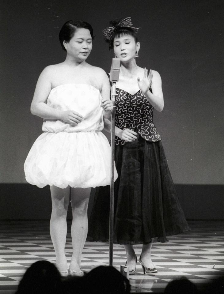 　吉本会館のこけら落とし公演での今いくよさん（右）と今くるよさん＝１９８７年
