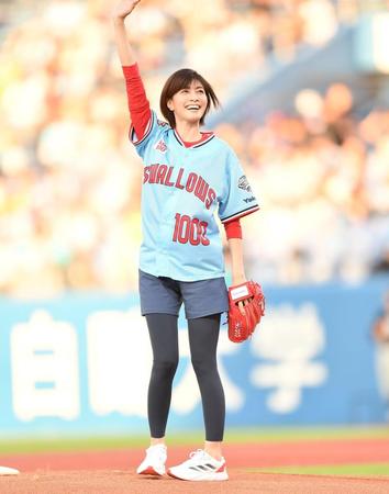 　始球式を務めスタンドの拍手に笑顔で応える内田有紀（撮影・開出牧）