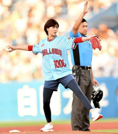 　始球式を務める内田有紀（撮影・開出牧）