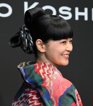 　和を感じさせるヘアスタイルでランウェーを歩いた黒谷友香（撮影・伊藤笙子）