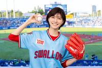 　約３０年ぶりに始球式に登場した内田有紀