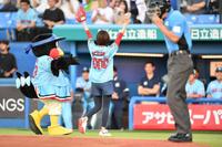 　始球式を務めスタンドの拍手に応える内田有紀（撮影・開出牧）