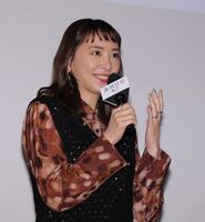 　イベントであいさつする新垣結衣（撮影・西岡正）