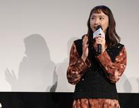 　イベントでトークする新垣結衣（撮影・西岡正）