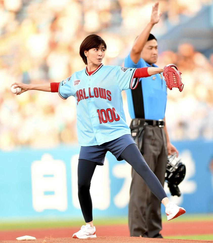 　始球式を務める内田有紀（撮影・開出牧）