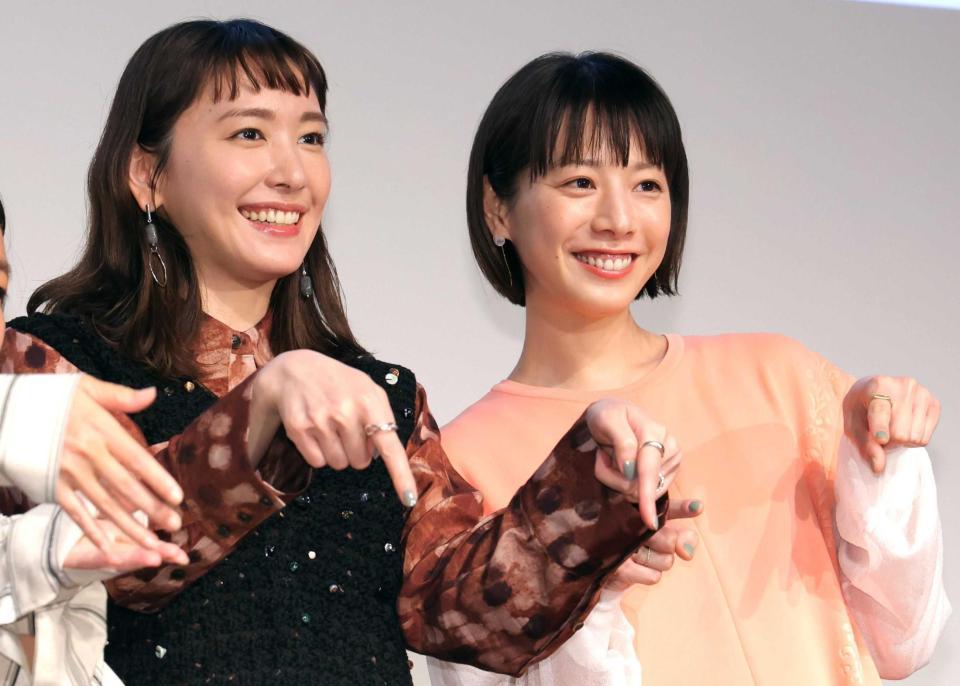 　笑顔でポーズをとる新垣結衣（左）と夏帆