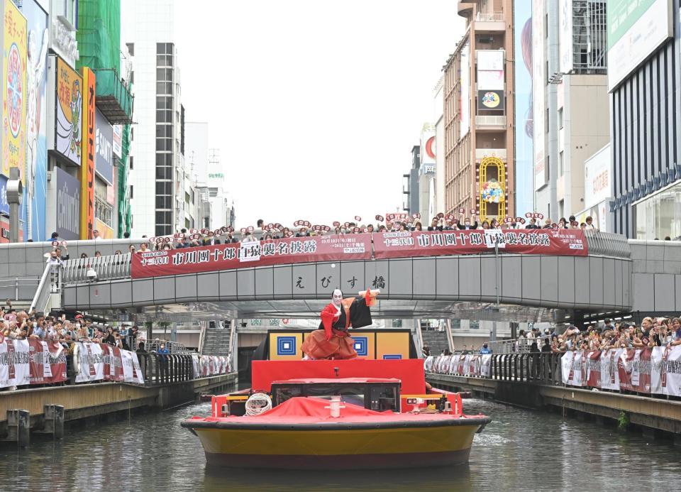 　船上で「にらみ」を披露する市川團十郎（撮影・石井剣太郎）