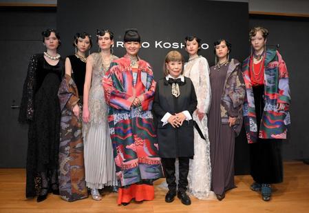 　コシノヒロコ氏（中央右）のファッションショーにゲスト出演した黒谷友香（同左）＝撮影・伊藤笙子