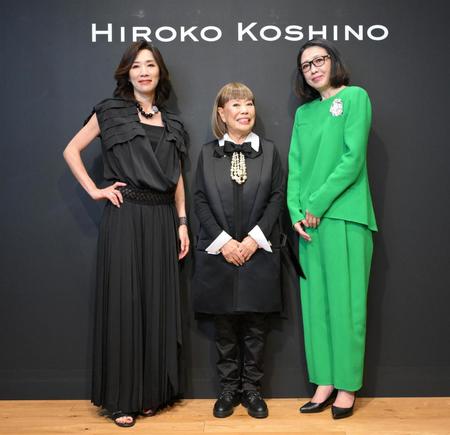 　コシノヒロコ氏（中央）のファッションショーを訪れた真琴つばさ（左）と姿月あさと（撮影・伊藤笙子）