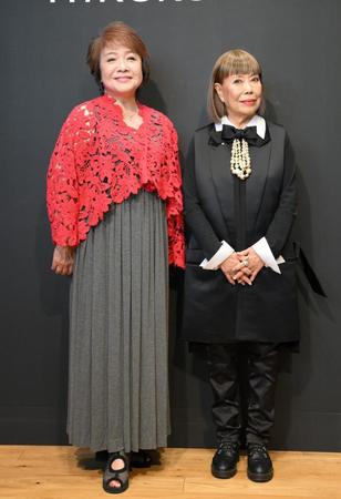 　コシノヒロコ氏（右）のファッションショーに訪れた渡辺真知子（撮影・伊藤笙子）