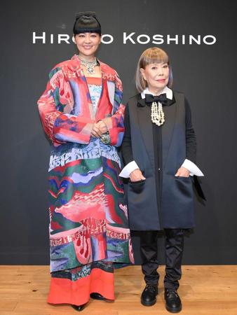 　コシノヒロコ氏（右）のファッションショーにゲスト出演した黒谷友香（撮影・伊藤笙子）
