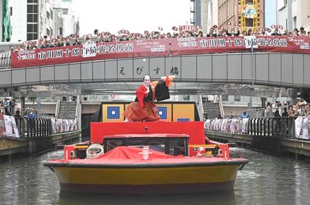 　船上で「にらみ」を披露する市川團十郎（撮影・石井剣太郎）