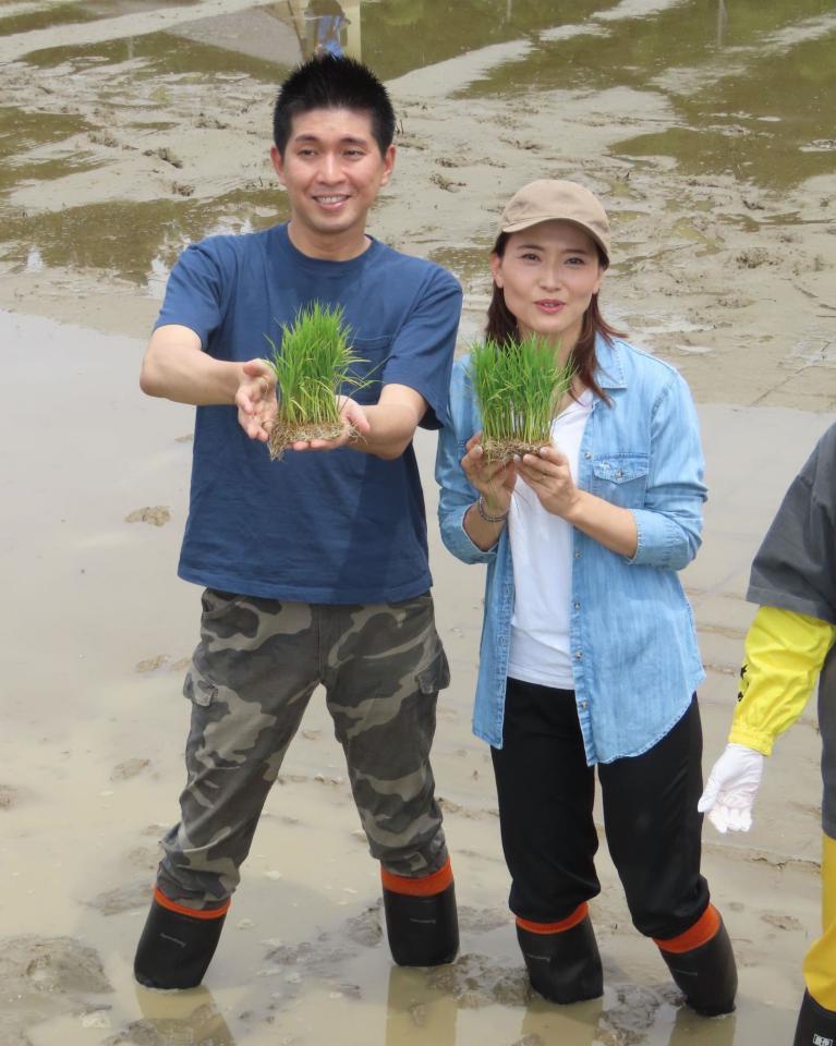 　田植えを行った（左から）宮崎謙介氏、金子恵美氏