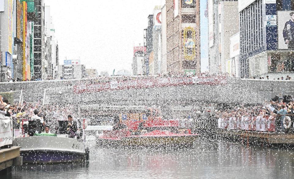 　大量の紙吹雪に包まれる市川團十郎（撮影・石井剣太郎）