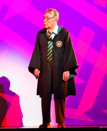 　フォトコールに登場した魔法魔術学校の生徒を演じる伊東四朗＝東京・新橋演舞場