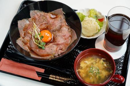 　伊藤匠七段の昼食「国産牛ローストビーフ丼」（日本将棋連盟提供）