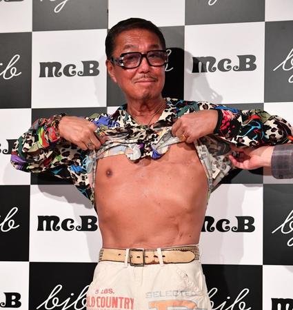 　イベント後に取材に応じ、乳がんの手術をした上半身を披露するブラザー・コーン（撮影・開出牧）