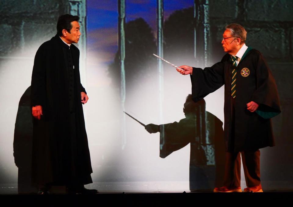 　フォトコールに出席し、魔法魔術学校の生徒を演じる伊東四朗（右）と教師を演じる三宅裕司＝東京・新橋演舞場