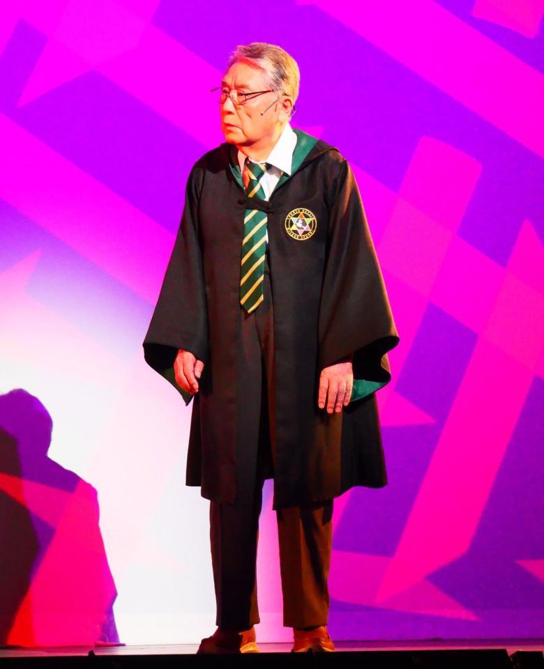 　フォトコールに登場した魔法魔術学校の生徒を演じる伊東四朗＝東京・新橋演舞場