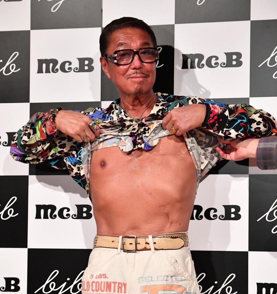 　イベント後に取材に応じ、乳がんの手術をした上半身を披露するブラザー・コーン（撮影・開出牧）