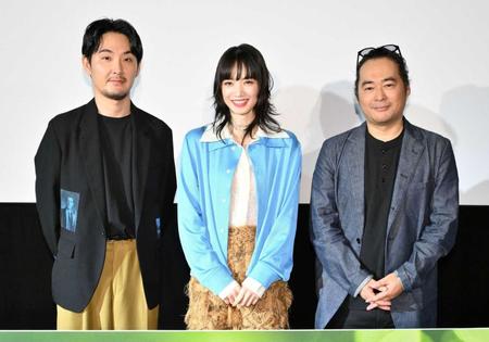 　（左から）松田龍平、小松菜奈、富名哲也監督