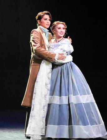 　星組「夜明けの光芒」のフィリップ役の暁千星（左）とエステラ役の瑠璃花夏