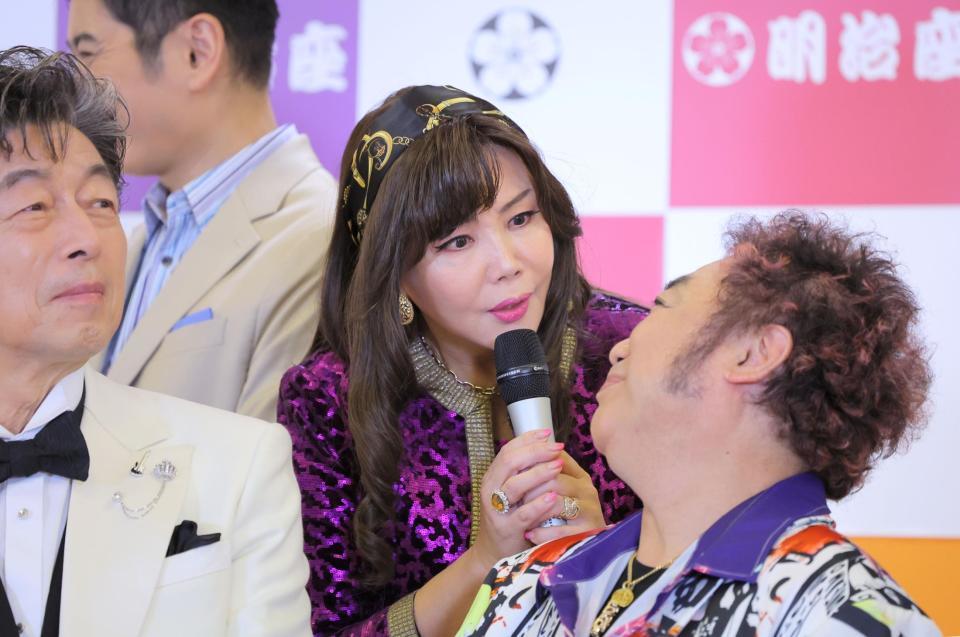 　劇中で夫婦を演じるコロッケ（右）と見つめ合う小川菜摘。左は中村雅俊（撮影・吉澤敬太）