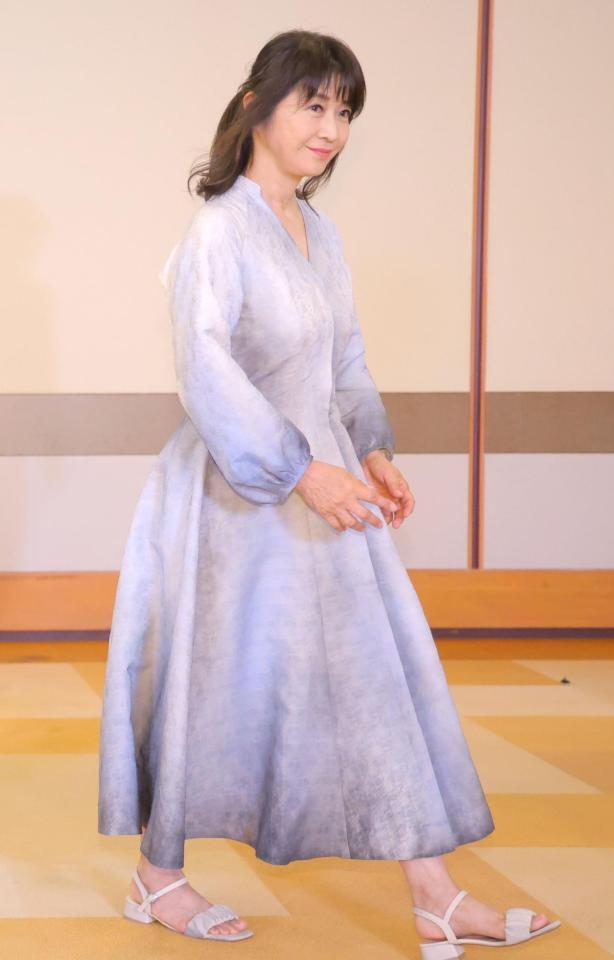 　颯爽と歩く田中美佐子（撮影・吉澤敬太）