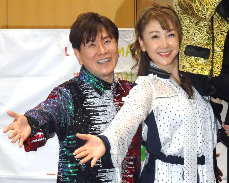 　三ツ矢雄二（左）、東ちづる