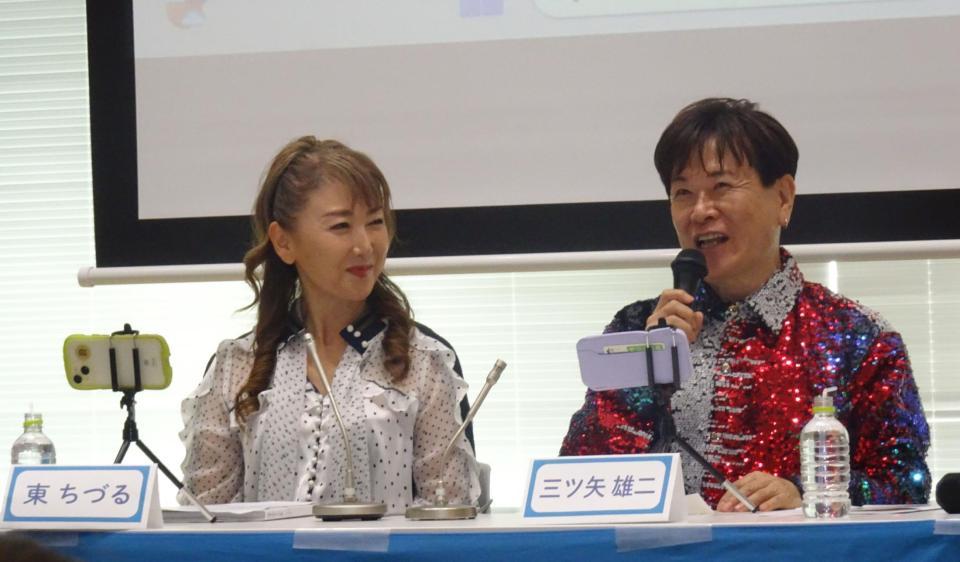 　東ちづる（左）と三ツ矢雄二