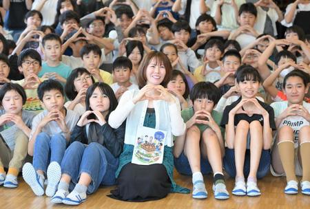 　小学校で特別授業を行った半崎美子（中央）＝撮影・伊藤笙子