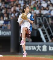 　始球式を務めるモーニング娘。’２４・牧野真莉愛＝２日