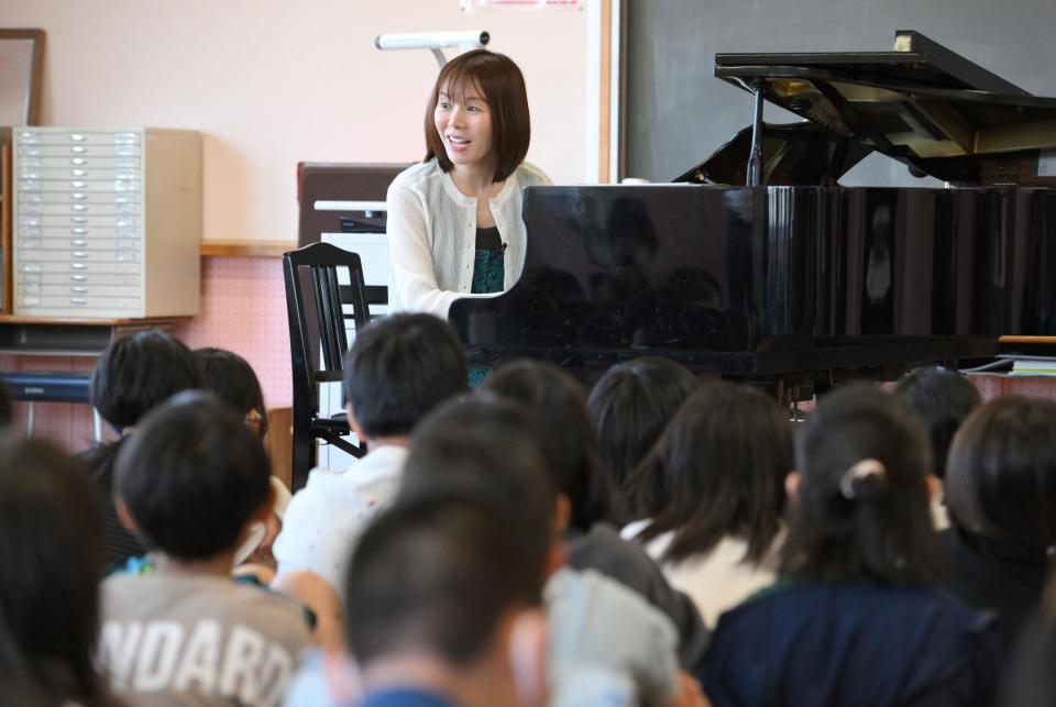 　児童の顔を見ながら「地球へ」を生歌披露する半崎美子＝撮影・伊藤笙子