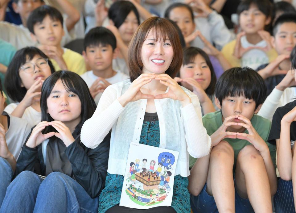 　小学校で特別授業を行った半崎美子（中央）＝撮影・伊藤笙子