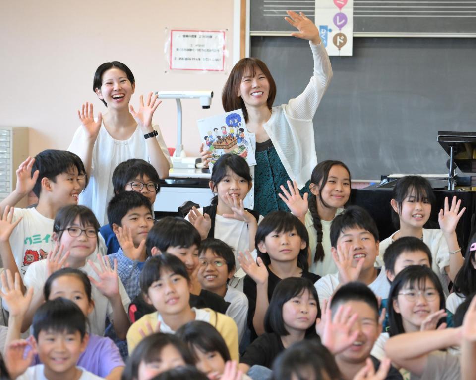 　小学校で特別授業を行った半崎美子（中央右）＝撮影・伊藤笙子