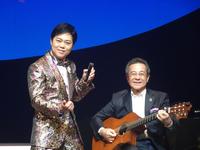 　三山ひろし（左）と作曲家・弦哲也氏