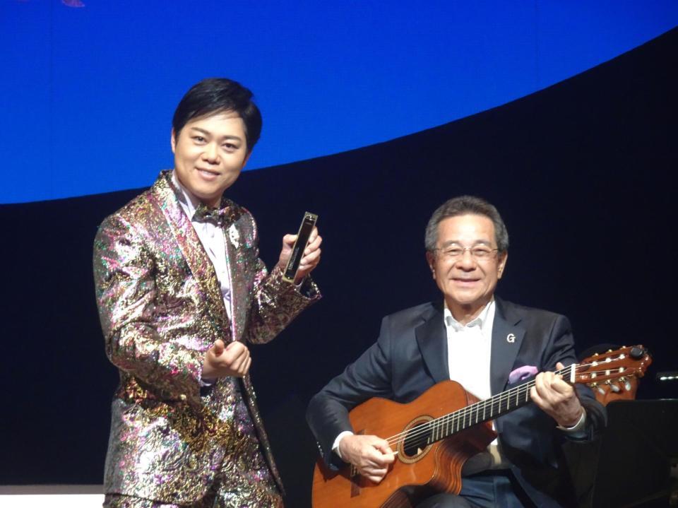 　三山ひろし（左）と作曲家・弦哲也氏