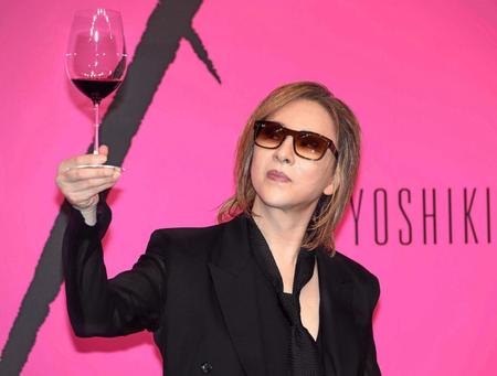 　自身がプロデュースするワインを眺めるＹＯＳＨＩＫＩ（撮影・堀内翔）