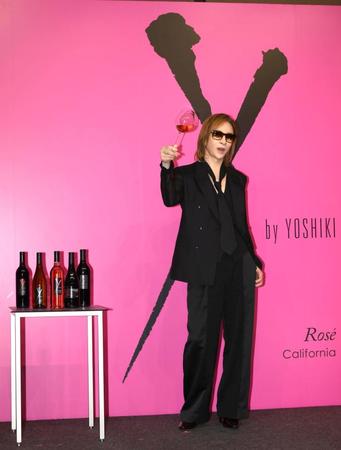 　フォトセッションで自身がプロデュースするワインを手にするＹＯＳＨＩＫＩ（撮影・堀内翔）