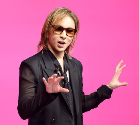 　自身がプロデュースするワインについて語るＹＯＳＨＩＫＩ（撮影・堀内翔）