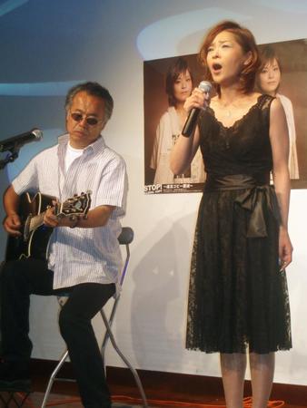 　杉本眞人氏（左）の伴奏で新曲を披露する門倉有希さん＝２００８年撮影