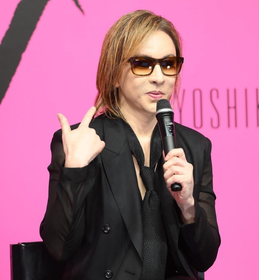 　自身がプロデュースするワインをＰＲするＹＯＳＨＩＫＩ（撮影・堀内翔）