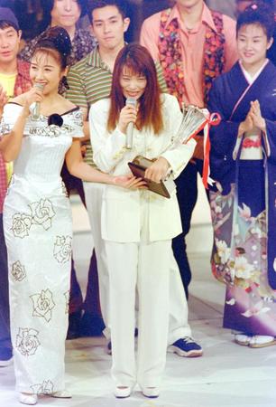 　新人歌謡コンテストで紅白出場を決め、涙する門倉有希さん。左は伍代夏子＝１９９６年