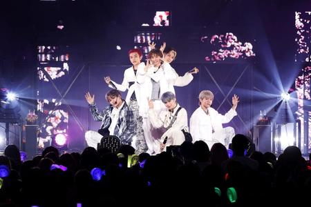 　初の単独ライブツアーを完走したＤＸＴＥＥＮ（前列左から）田中笑太郎、福田歩汰、大久保波留（後列同）平本健、寺尾香信、谷口太一©ＬＡＰＯＮＥ　Ｅｎｔｅｒｔａｉｎｍｅｎｔ